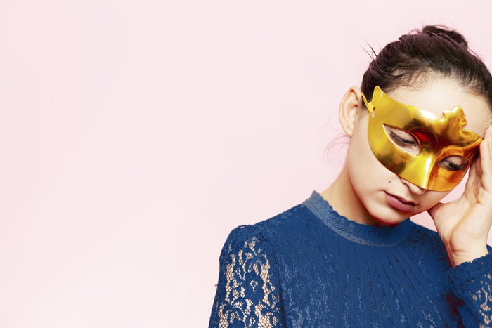 Foto colorida de mulher com dor de cabeça pensando em automedicação - Metrópoles