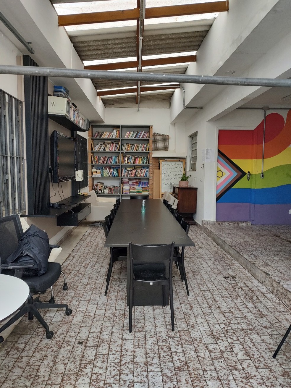 O espaço também conta com uma biblioteca com centenas de obras — Foto: Divulgaççao/Casa Neon Cunha