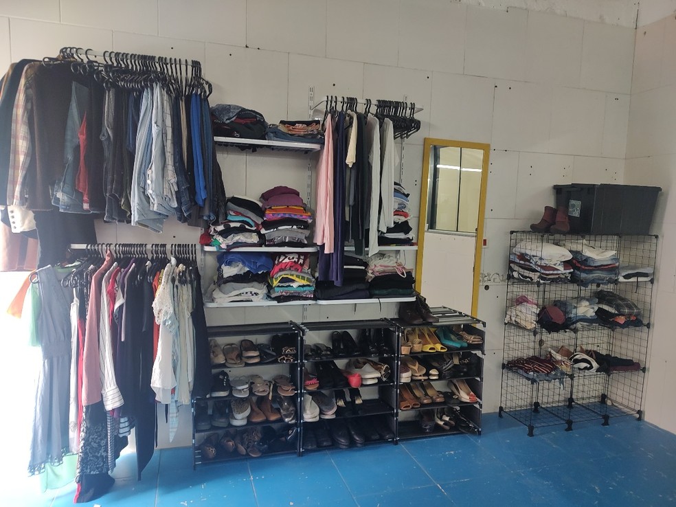 O bazar disponibiliza permanentemente roupas, calçados e acessórios — Foto: Divulgação/Casa Neon Cunha
