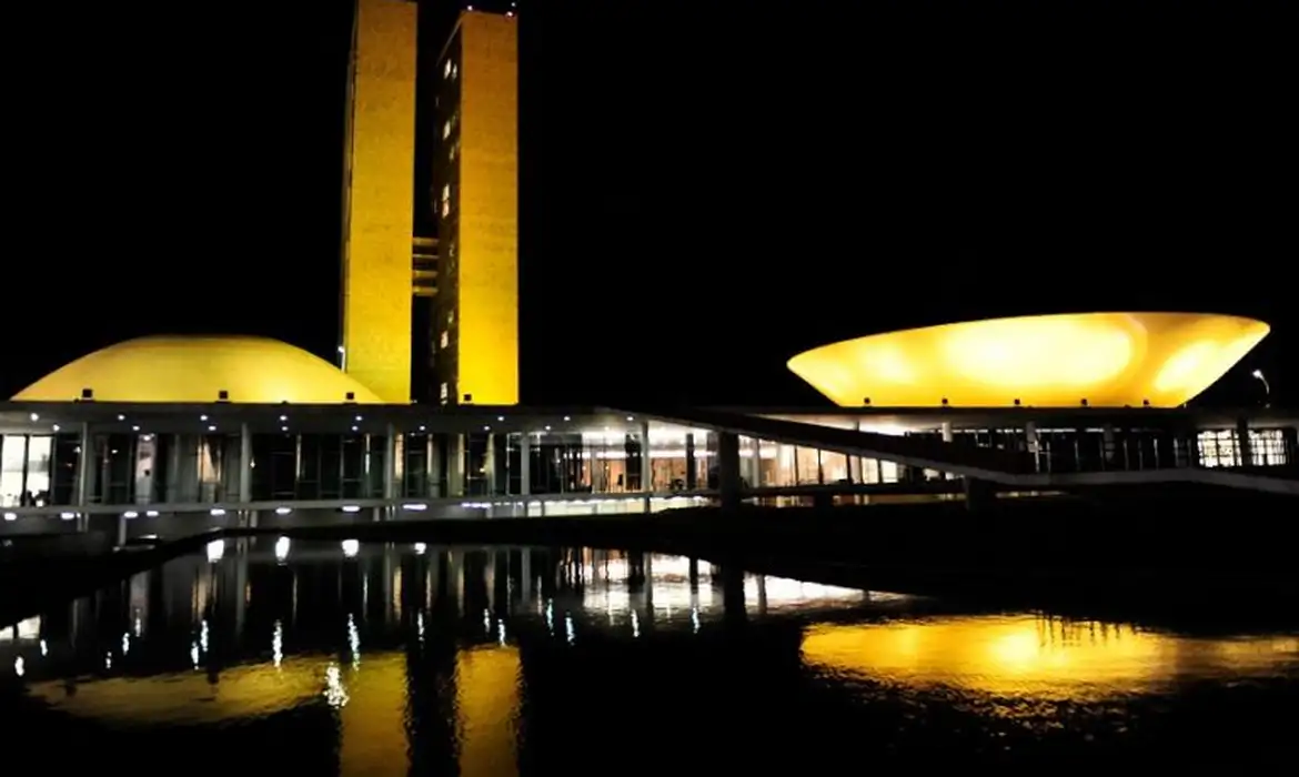 Congresso recebe iluminação amarela em apoio à campanha de conscientização sobre as hepatites virais