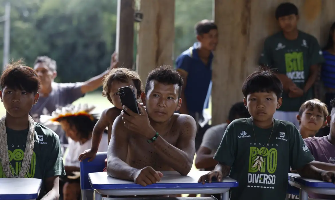 Brasnorte (MT), 09/04/2025 – Indígenas do Povo Rikbaktsa usando telefone celular na aldeia Beira Rio, Terra Indígena Erikpatsa. Foto: Fernando Frazão/Agência Brasil