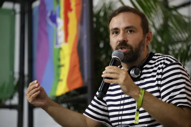 Rio de Janeiro (RJ) 15/11/2024 – Victor de Wolf participa de mesa da Associação Brasileira de Lésbicas, Gays, Bissexuais, Travestis, Transexuais e Intersexos (ABGLT) no G20 Social, sobre tragédias Ambientais e o impacto para a população LGBTI+, no Espaço Kobra. Foto: Fernando Frazão/Agência Brasil
