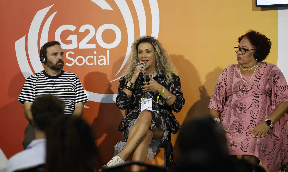 Rio de Janeiro (RJ) 15/11/2024 – Mesa da Associação Brasileira de Lésbicas, Gays, Bissexuais, Travestis, Transexuais e Intersexos (ABGLT) no G20 Social, sobre tragédias Ambientais e o impacto para a população LGBTI+, no Espaço Kobra. Foto: Fernando Frazão/Agência Brasil