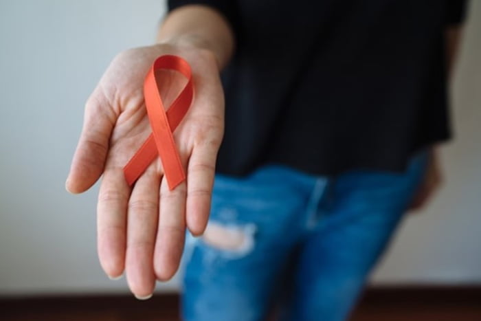 Mão e símbolo do HIV - Metrópoles