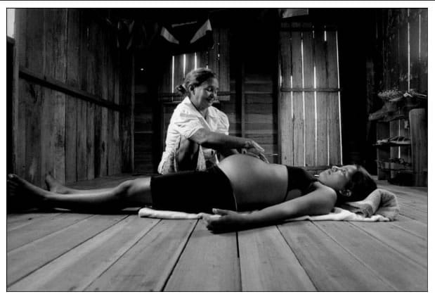 Procura por parteiras aumenta e elas buscam mais segurança e técnicas tradicionais