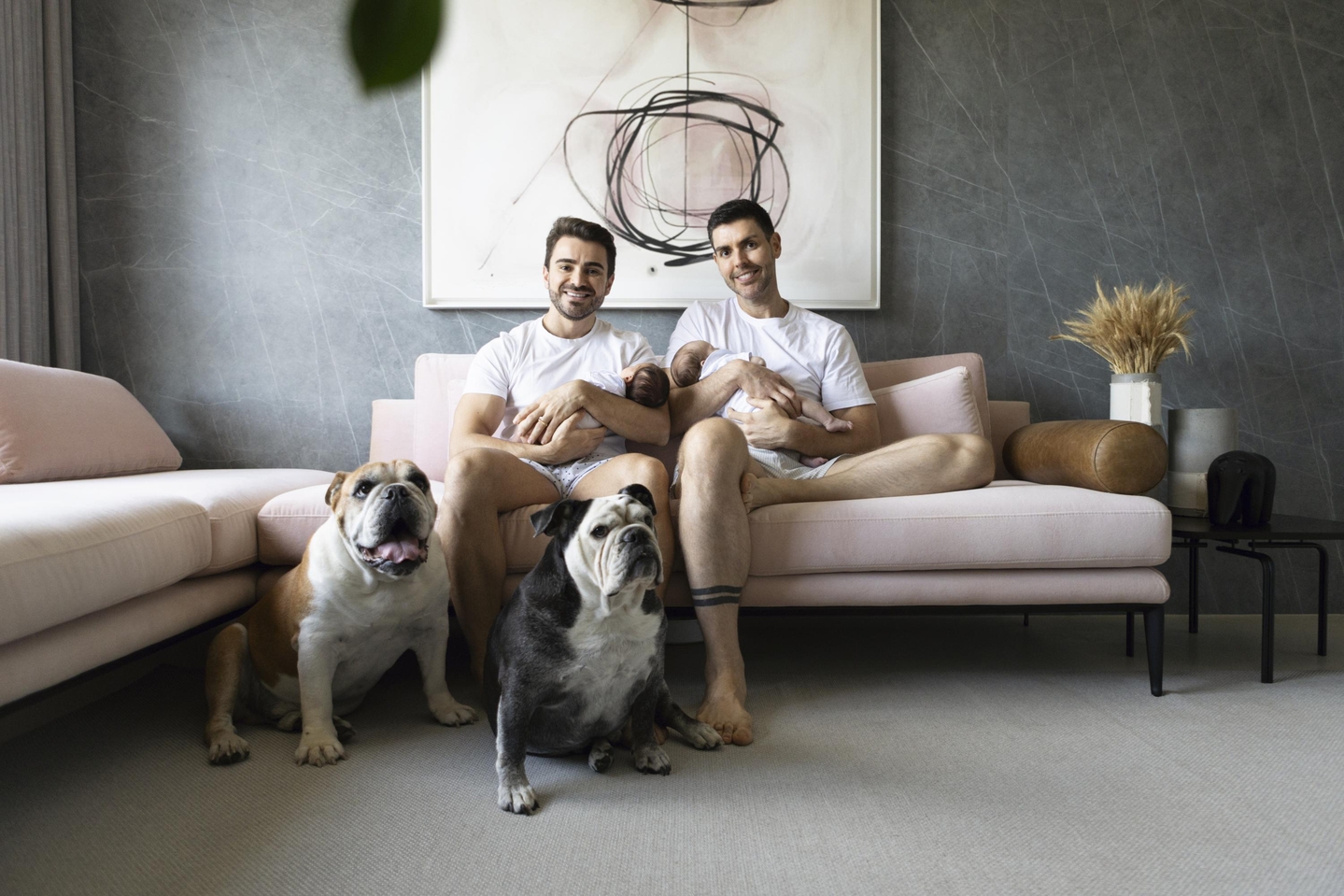 Douglas e Lucas comemoram primeiro Dia dos Pais ao lado de Pedro e Eva Foto: Renata Mallard