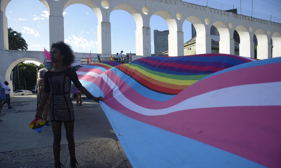 Rio de Janeiro (RJ) 17/12/2023 – Participantes da 2ª Edição da Parada LGBTQIA+ da Lapa, que acontece pela visibilidade e direitos das pessoas trans. Foto: Fernando Frazão/Agência Brasil