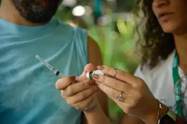 Rio de Janeiro (RJ), 13/04/2024 – População participa do dia D de vacinação contra a gripe, na Praça Afonso Pena, na Tijuca, zona norte da capital fluminense. Foto: Tomaz Silva/Agência Brasil