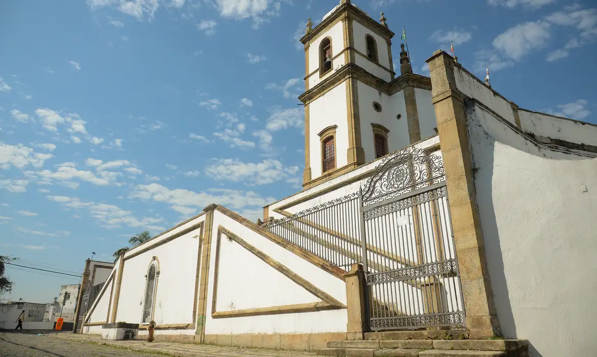 Rio de Janeiro (RJ), 24/08/2023 – Igreja de Nossa Senhora do Outeiro da Glória, na Glória, faz parte do roteiro de caminhada do grupo Rolé Carioca, que tem circuito escolhido com o objetivo de escavar as memórias desse território em reconhecimento ao Agosto Indígena. Foto: Tomaz Silva/Agência Brasil 