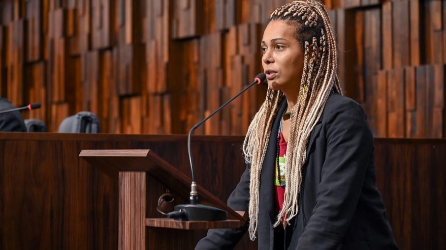 Dani Balbi (PCdoB), a primeira deputada transexual da Alerj, durante sessão na Assembleia