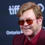 Elton John arrecada mais de US$ 10 milhões para instituição de combate à Aids em festa do Oscar – R7
