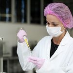 Terapia com células CAR-T para leucemia e linfomas pode chegar ao SUS em dois anos, informa Folha de S.Paulo