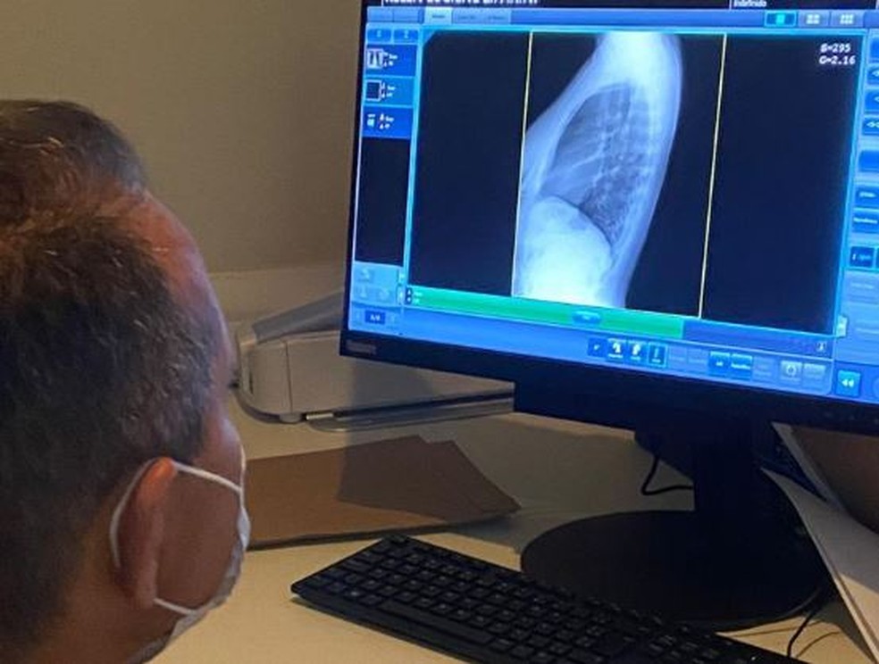 Análise de exame de paciente na fila de cirurgias do SUS — Foto: Elaine Ataide