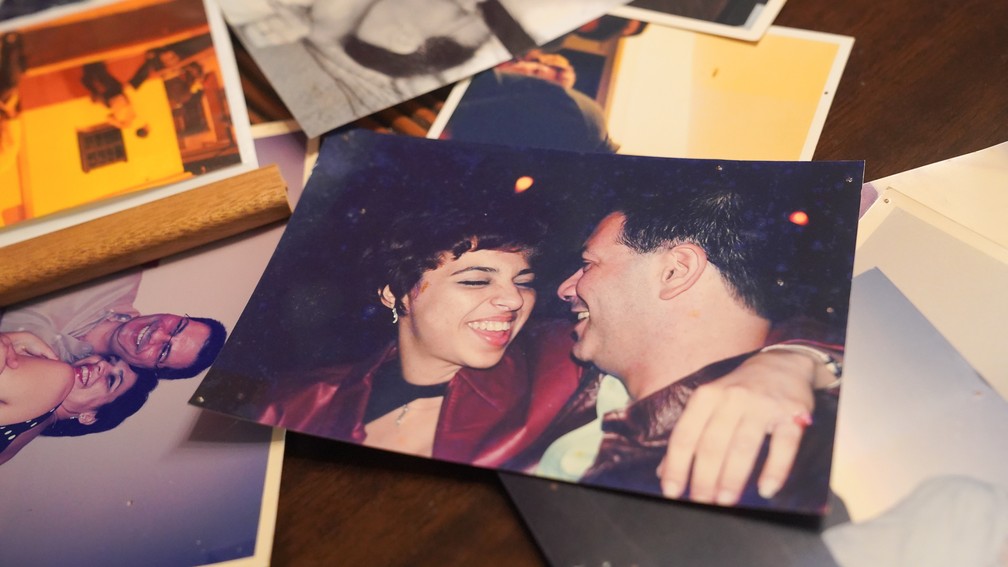 Cida Vasconcelos e Fe se conheceram em 2003. Em duas semanas, o namoro começou. Em um mês e meio, estavam morando juntos. Para eles, foi um 'encontro arrebatador'. — Foto: Celso Tavares/g1