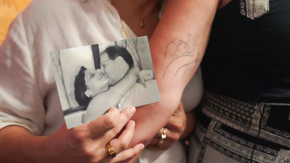 Fe Maidel tatuou foto do dia do casamento com Cida Vasconcelos para marcar amor na pele — Foto: Celso Tavares/g1