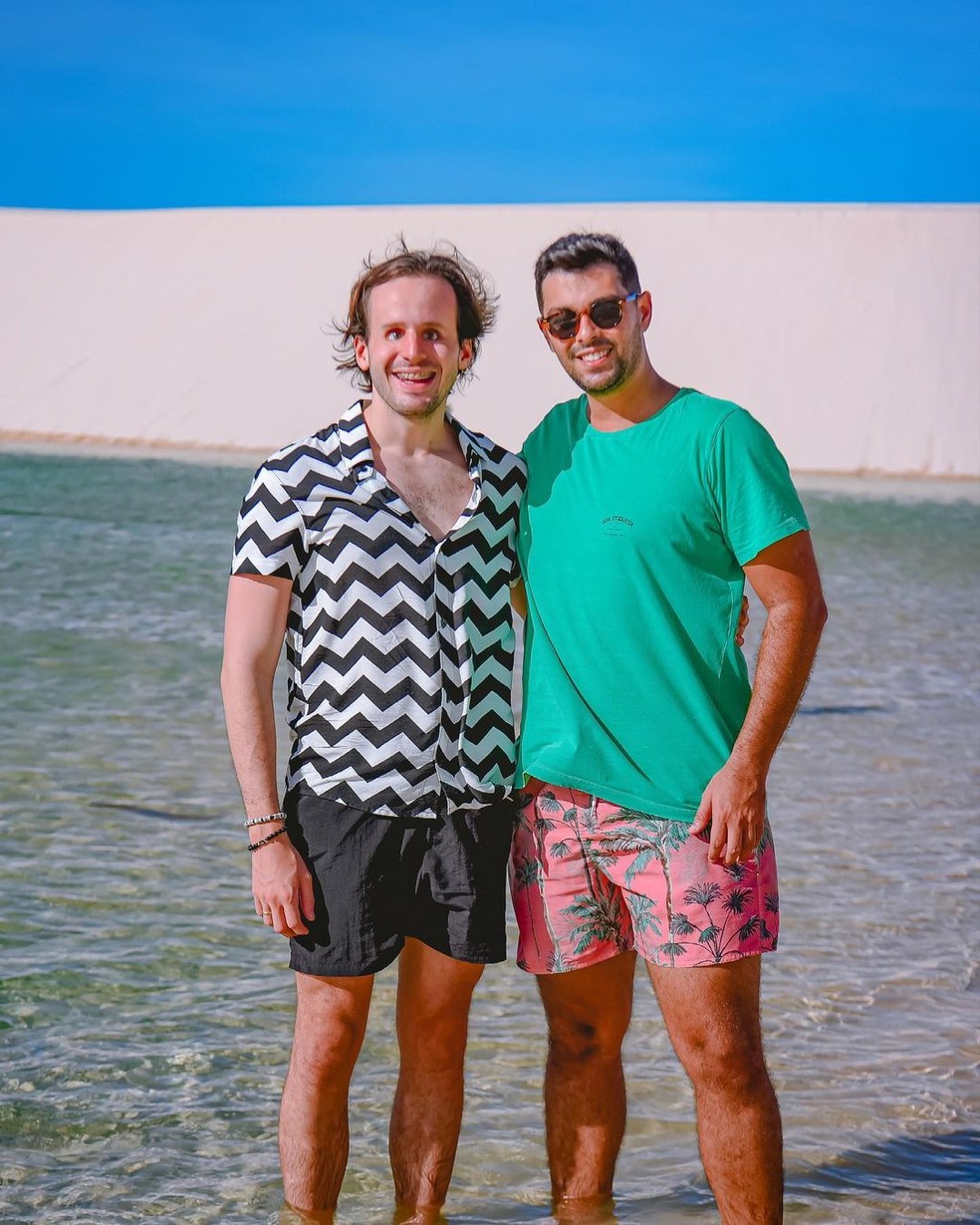 Fernando Campos e o marido, Bruno Furtado, nos Lençóis Maranhenses — Foto: Reprodução/Instagram