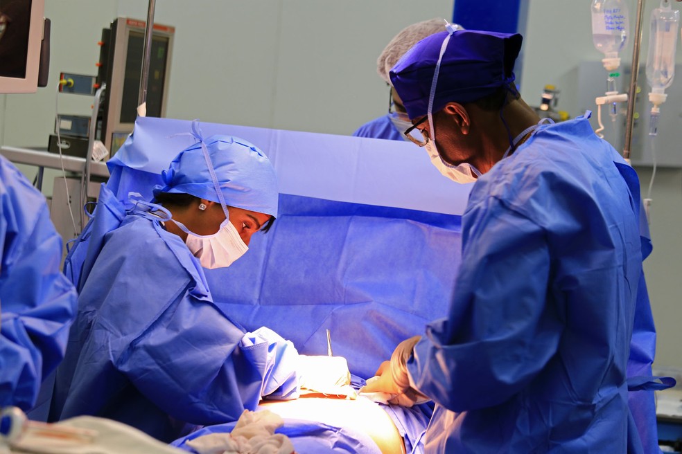 Registro da primeira cirurgia de diabetes tipo 2 pelo SUS no Distrito Federal, em 2019. — Foto: Breno Esaki