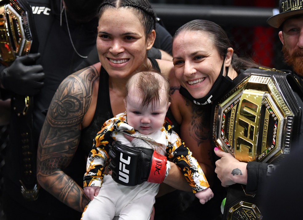 Amanda Nunes com a esposa, Nina Ansaroff, e a filha Raegan — Foto: Getty Images