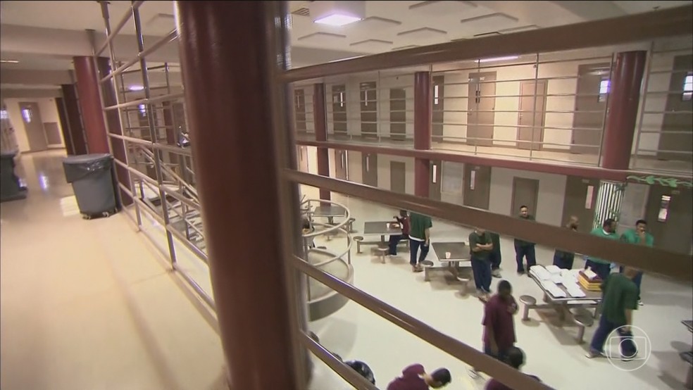 Trump proíbe mulheres trans em prisões femininas; risco de crime sexual contra transgêneros na cadeia é 10 vezes maior — Foto: Jornal Nacional/ Reprodução