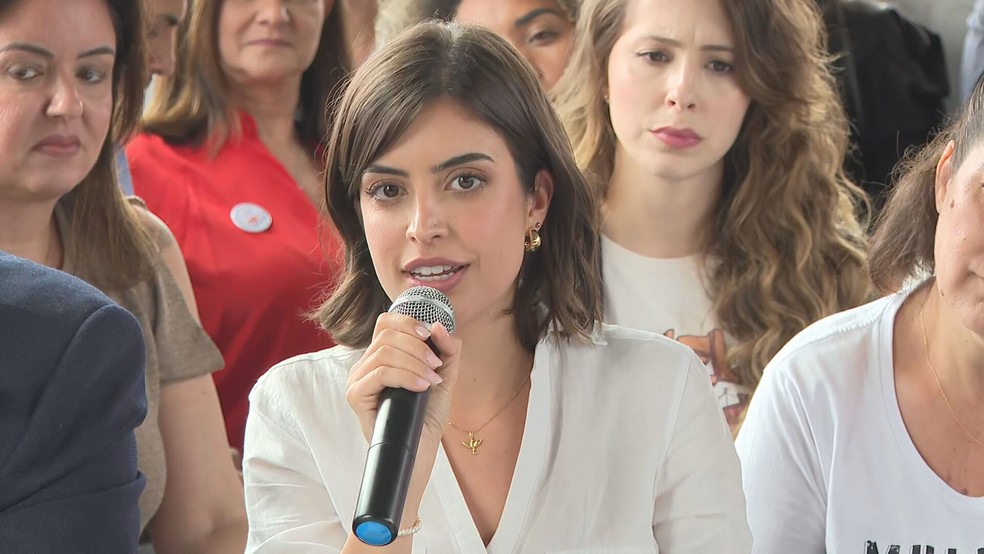 Tabata Amaral lança pré-candidatura em laje na periferia de SP ao lado de Márcio França e Datena: 'aqui também é SP, onde falta água toda noite' | Eleições 2024 em São Paulo |