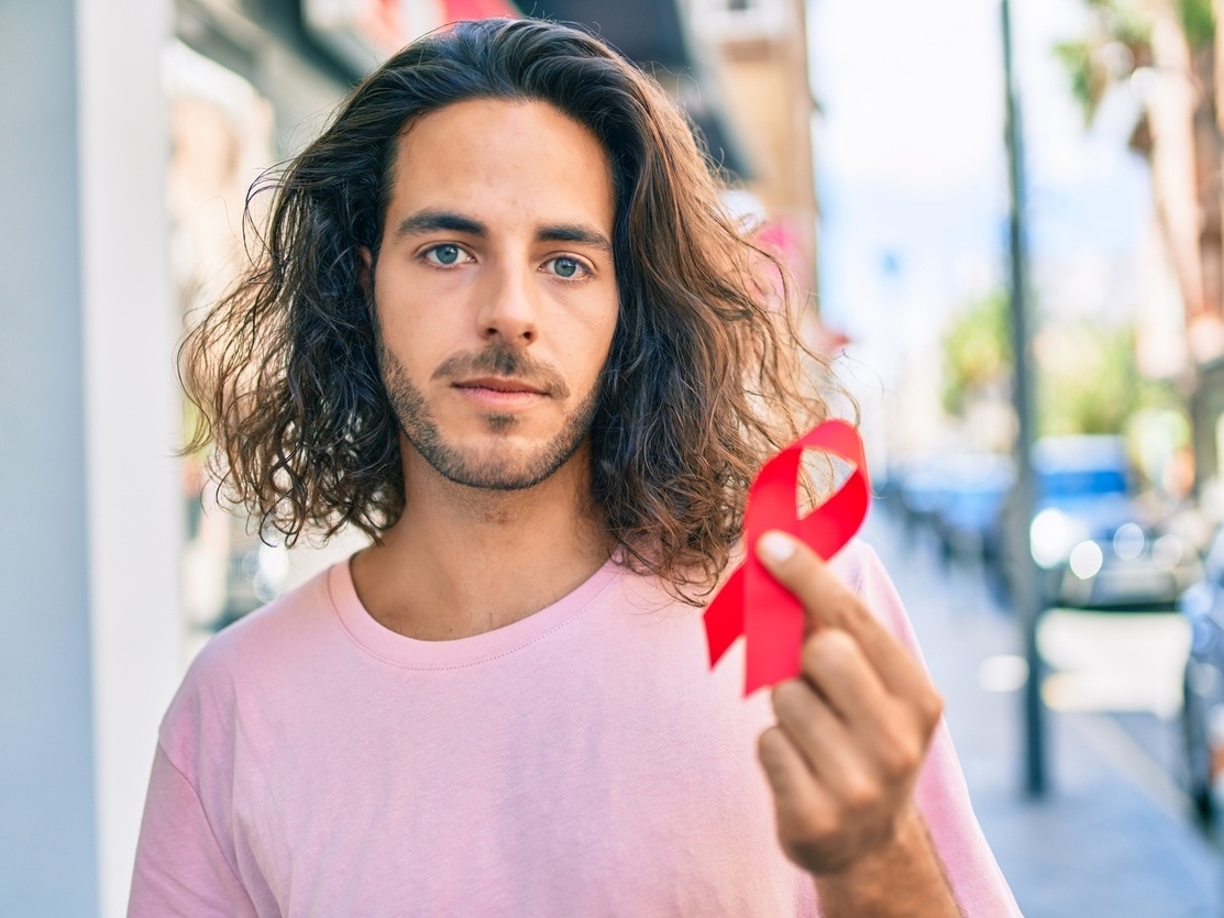 Brasil registra queda de infecções por HIV, mas casos aumentam entre jovens - 03/12/2022 - UOL VivaBem