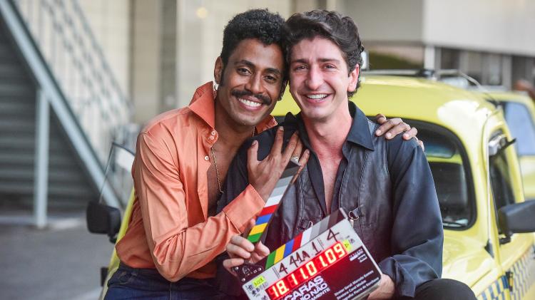 Ícaro Silva e Johnny Massaro vivem romance na série "Máscaras de Oxigênio (Não) Cairão Automaticamente" (HBO)