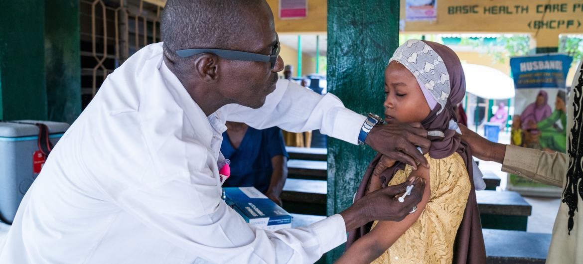 Uma jovem recebe a vacina contra o vírus do papiloma humano (HPV) em uma clínica de saúde em Katsina, Nigéria