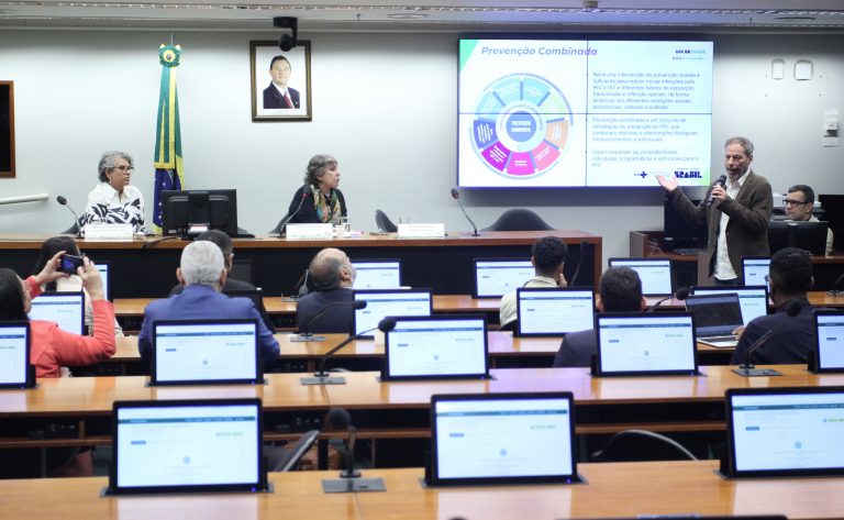 Pessoas reunidas numa sala