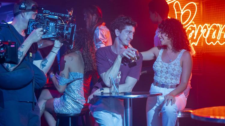 Johnny Massaro e Bruna Linzmeyer nas filmagens do filme em uma boate na Lapa, no Rio de Janeiro