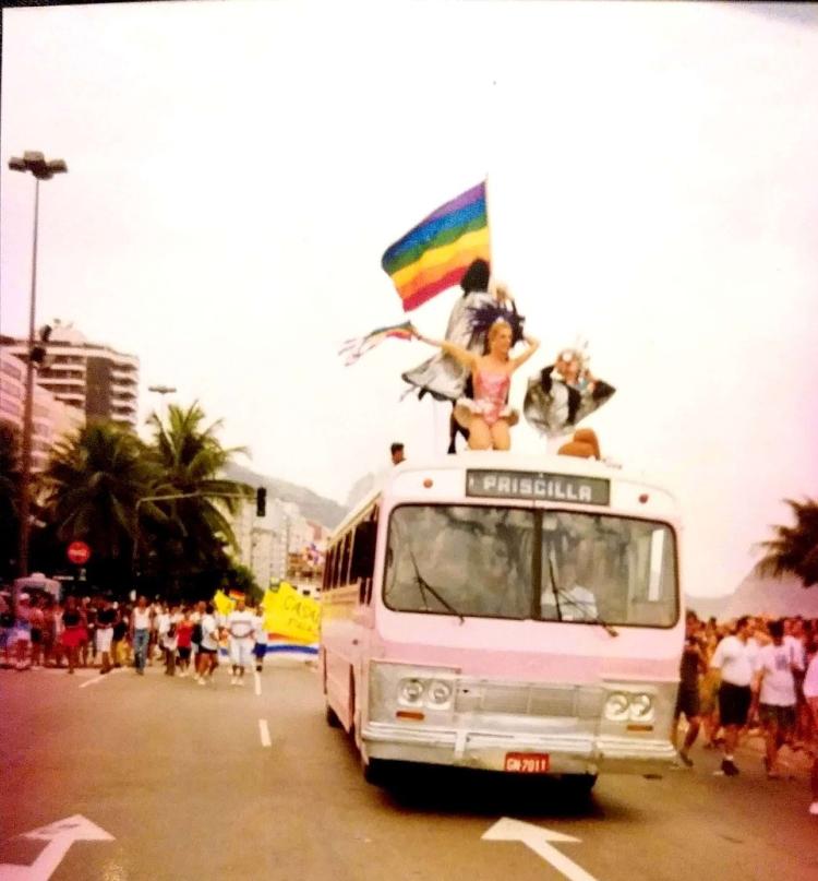 Kassandra Taylor e seu ônibus rosa chamado Priscilla, na 'Marcha pela Cidadania' no Rio, a primeira Parada Gay do Brasil, em 1995