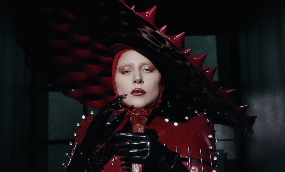 Lady Gaga no videoclipe de Abracadabra — Foto: Divulgação