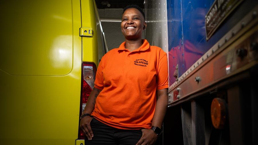 Lara Elizabeth Lopes, refugiada moçambicana em sua oficina mecânica no bairro da Mooca, em São Paulo