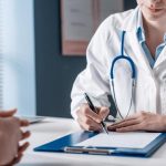 Folha de São Paulo: Saúde da mulher recebe 6% do investimento privado, diz Fórum Econômico Mundial