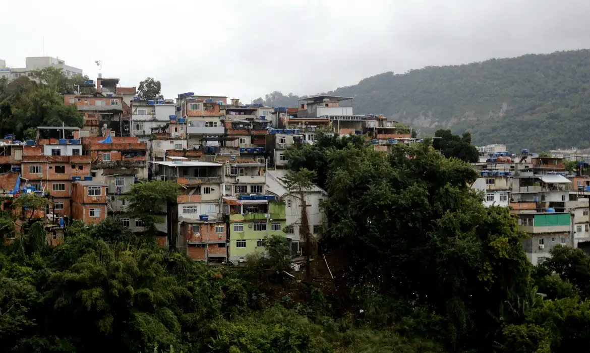 Vista geral da favela Morro Azul, na zona sul do Rio de Janeiro.