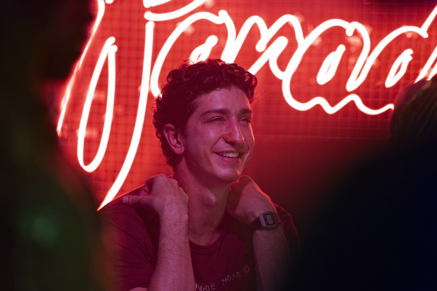 Johnny Massaro em cena da série 'Máscaras de oxigênio (não) cairão automaticamente'