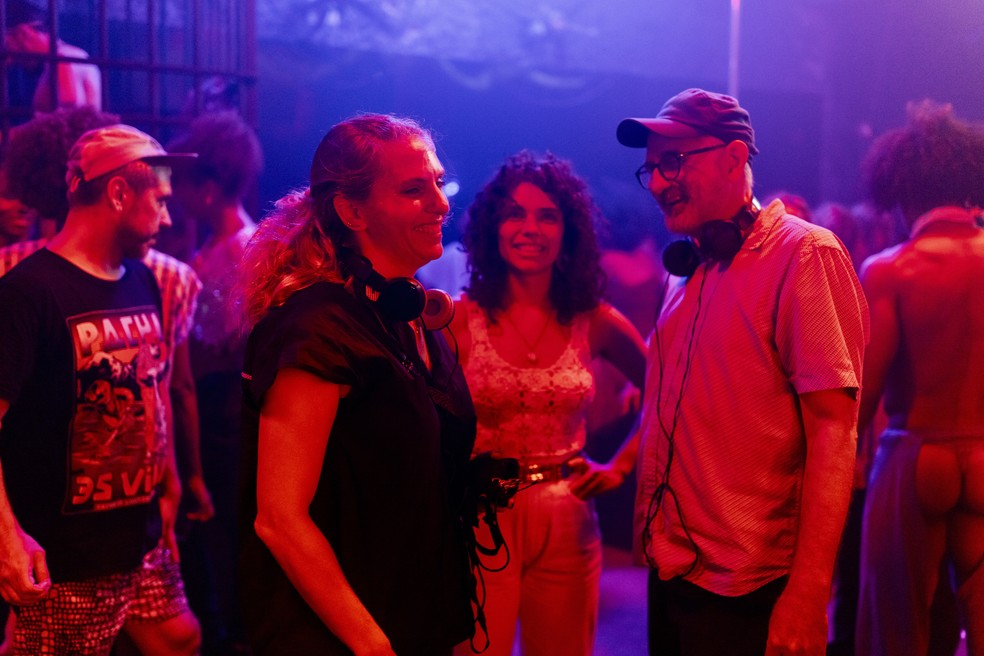 Carol Minêm, Bruna Linzmeyer e Marcelo Gomes durante as filmagens de “Máscaras de oxigênio (não) cairão automaticamente” — Foto: Divulgação / Guilherme Leporace