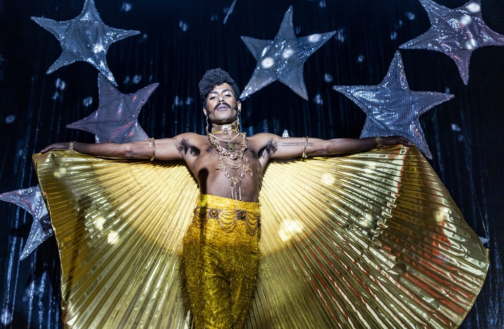 Ícaro Silva em cena de “Máscaras de oxigênio (não) cairão automaticamente” — Foto: Divulgação / Guilherme Leporace