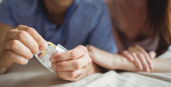 5 maneiras de usar a camisinha para ter mais prazer na transa - Minha Vida