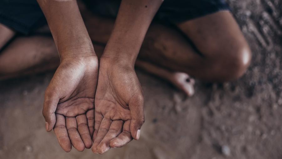 Desigualdade: Negros ainda recebem menos e estão em menor número nos cargos de chefia, aponta IBGE