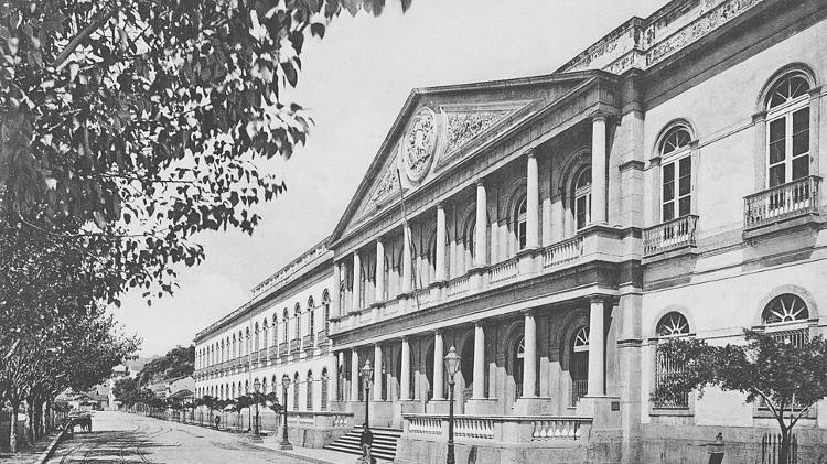 Uma das opções de quem não tinha condições financeiras era aguardar atendimento em uma Santa Casa --na foto, a do Rio de Janeiro (1890 a 1900)