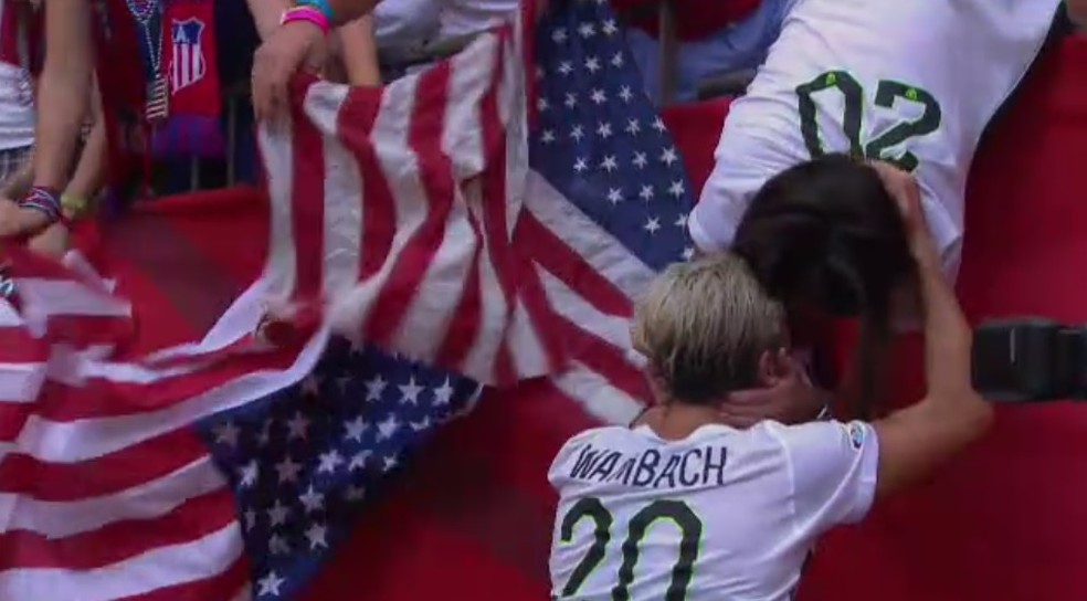 Abby Wambach comemora título dando beijo na esposa — Foto: Reprodução SporTV