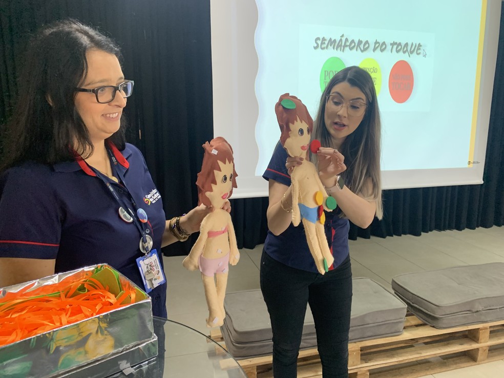 Na atividade do Semáforo do Toque, crianças aprendem quais partes do corpo devem ficar sempre protegidas — Foto: Divulgação/Caminho Rede de Ensino