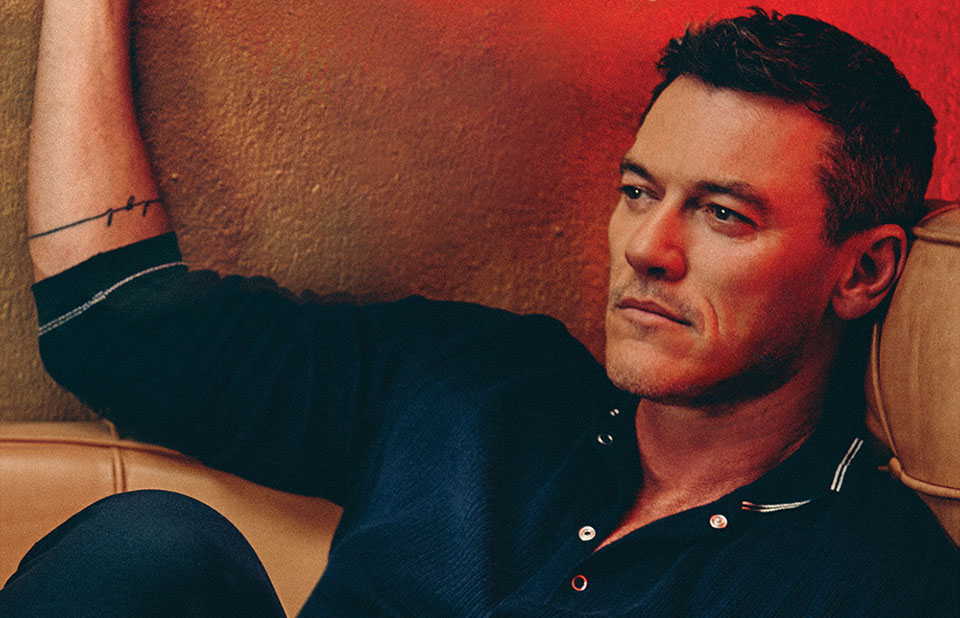 Estrela de cinema de Hollywood Luke Evans