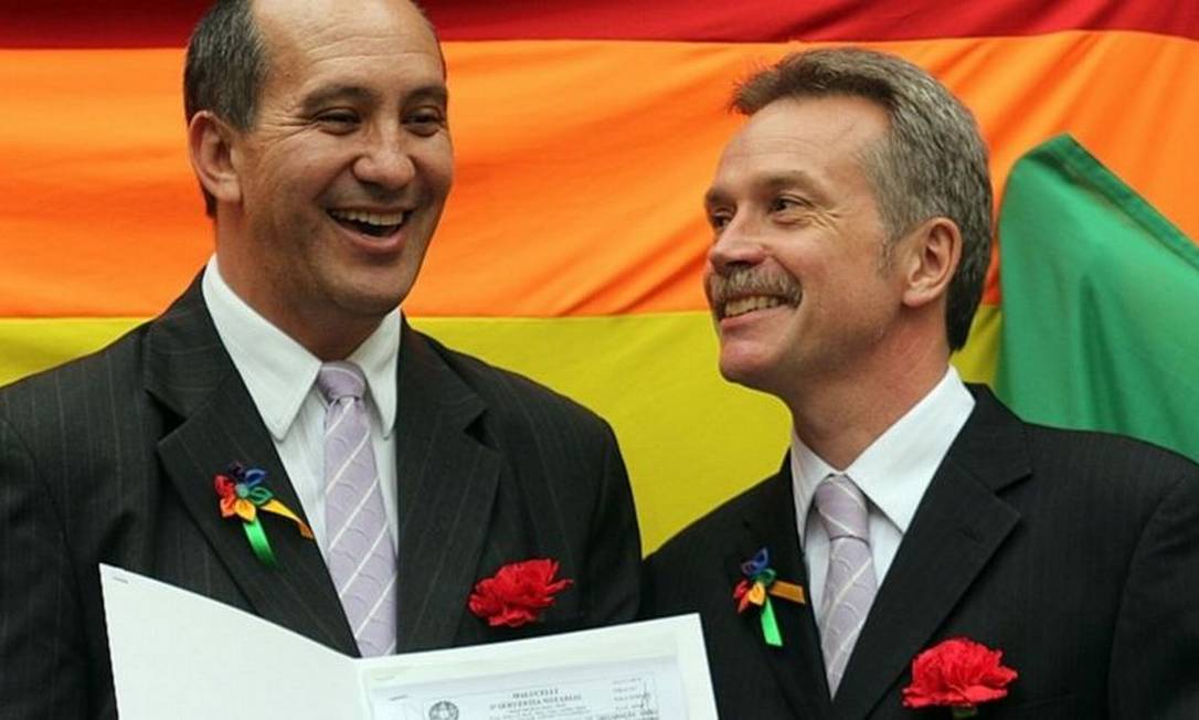 Toni Reis e David Harrad se casaram em 1990 na Inglaterra e em 2018 no Brasil Foto: ACERVO PESSOAL TONI REIS