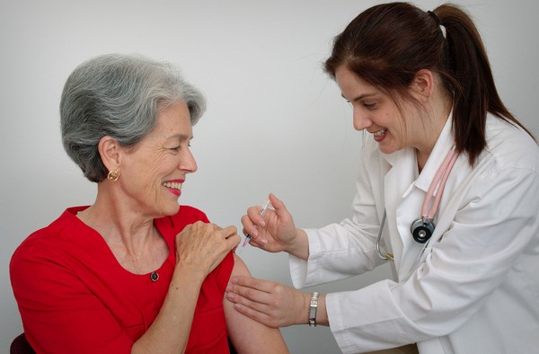  Vacina contra herpes-zóster é indicada para pessoas com mais de 50 anos — Foto: CDC/ Judy Schmidt