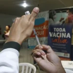 Vacina da gripe não causa a doença e reduz mortes, reforça Ministério da Saúde