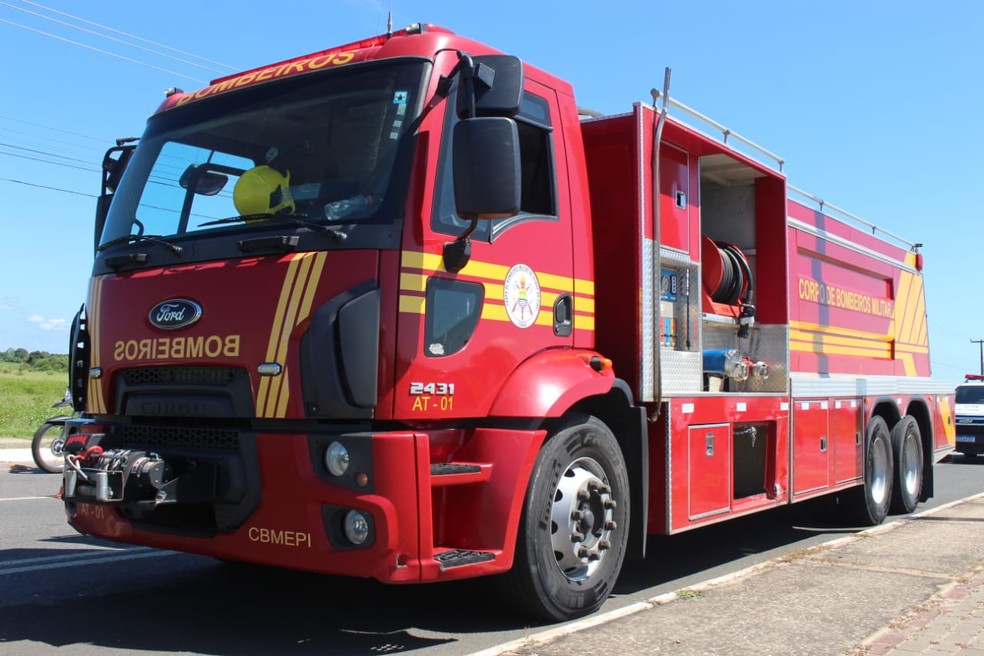 Caminhão do Corpo de Bombeiros em Teresina — Foto: Andrê Nascimento/g1