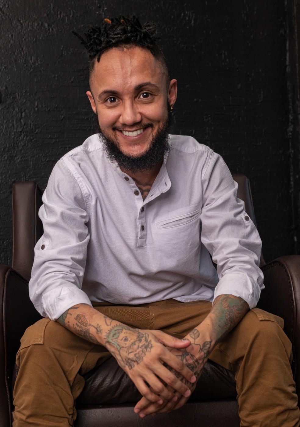 Noah Scheffel, de 37 anos, foi vítima de transfobia no antigo emprego e fundou uma empresa voltada para a capacitação gratuita de pessoas trans e travestis — Foto: Arquivo pessoal