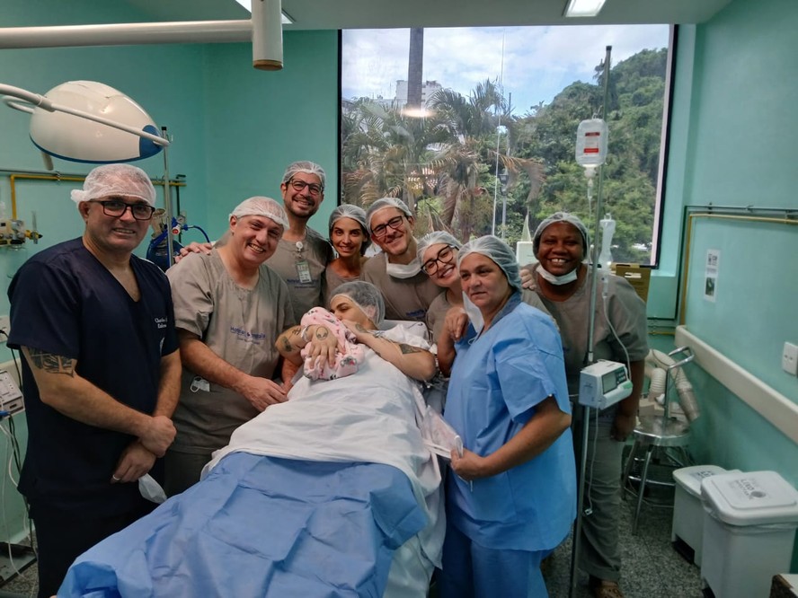 Lucas Bernardo Alves e a equipe médica da Maternidade Escola da UFRJ após o parto