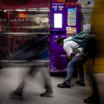 Folha de S. Paulo: Jovens de 15 a 29 anos são os que mais usam máquinas de PrEP, de prevenção ao HIV, no metrô de São Paulo